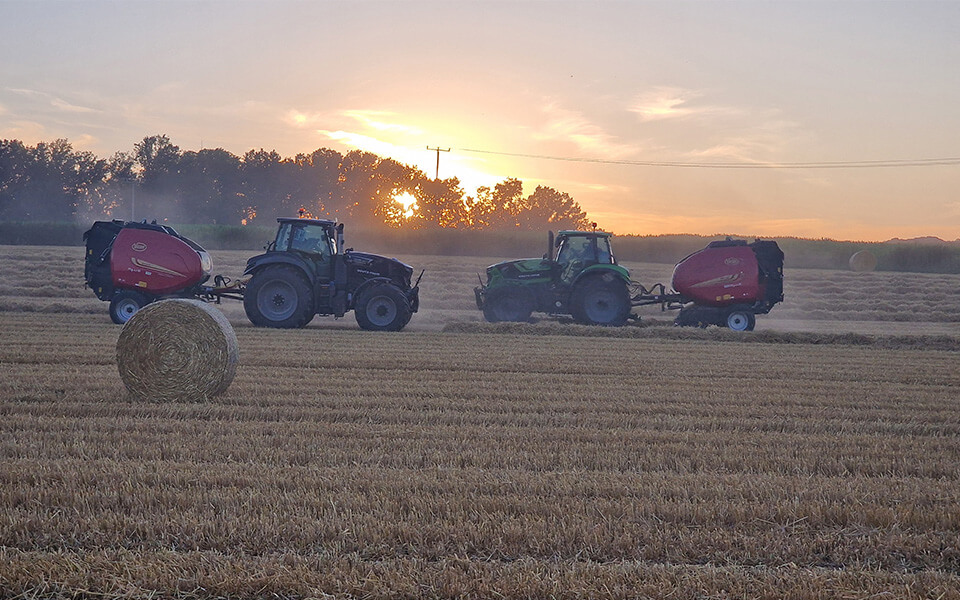traktoren von bott landtechnik bei sonnenuntergang